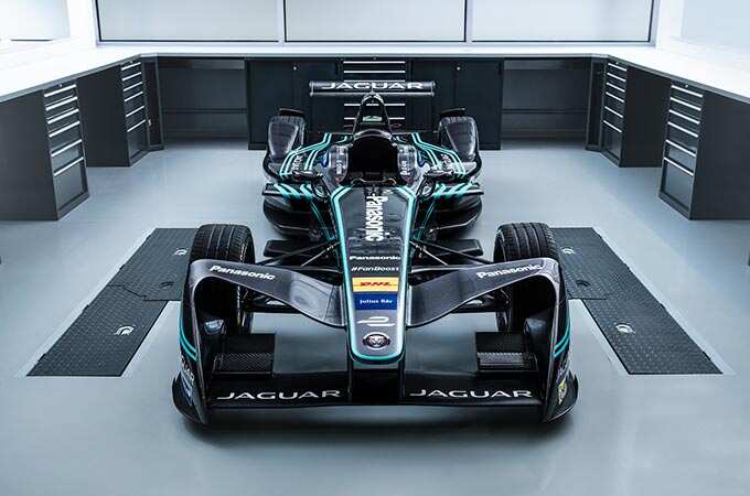 Vue avant d’une voiture de course Jaguar en Formule E.